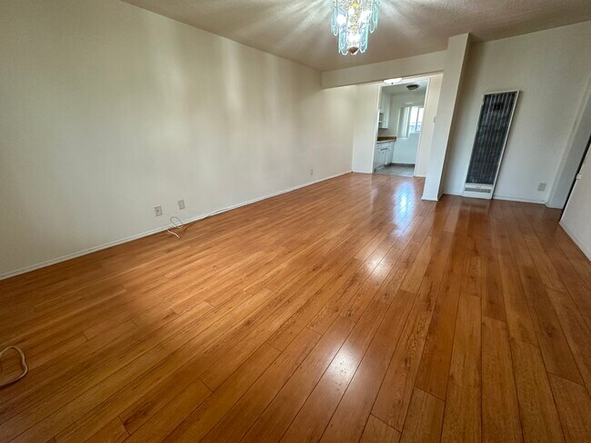 Building Photo - 1736 N Mariposa Ave