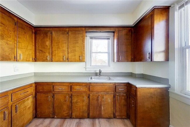 Building Photo - 6 Russell Ave