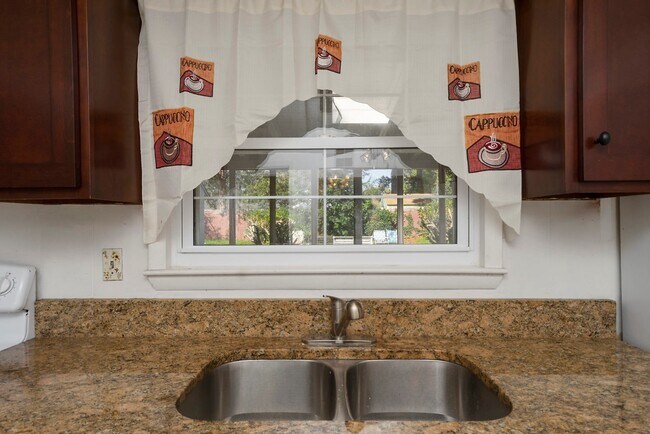 Foto del edificio - 4 bed/3 bath home in Pembroke Meadows near...