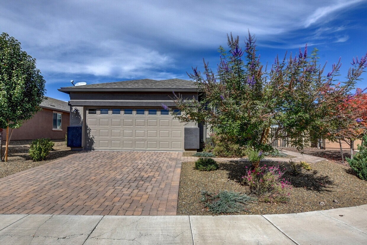Foto principal - 3 Bedroom + a Den For Rent In Pronghorn Ra...