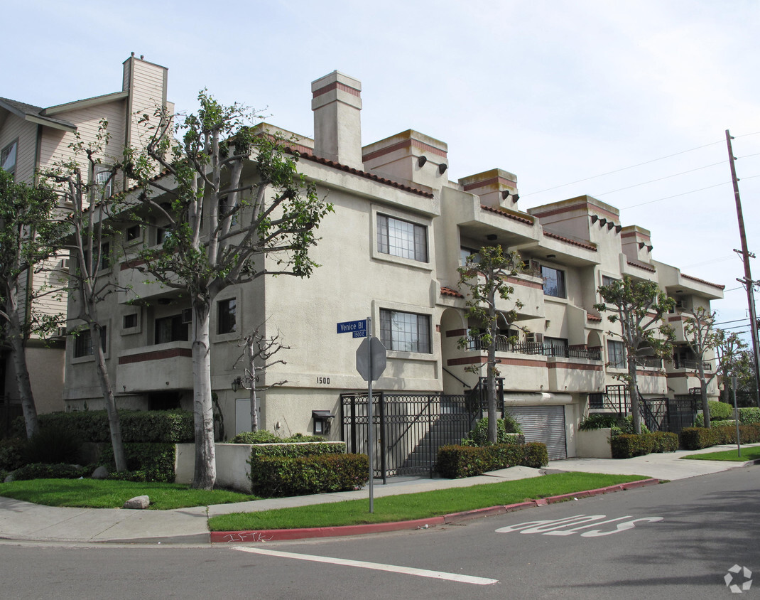 Primary Photo - 1500 Venice Blvd