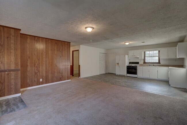 Building Photo - 107 Oakwood Cir