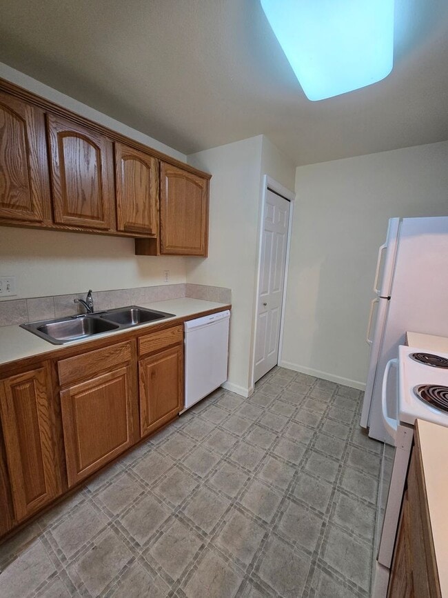 Building Photo - North Gilham Condo
