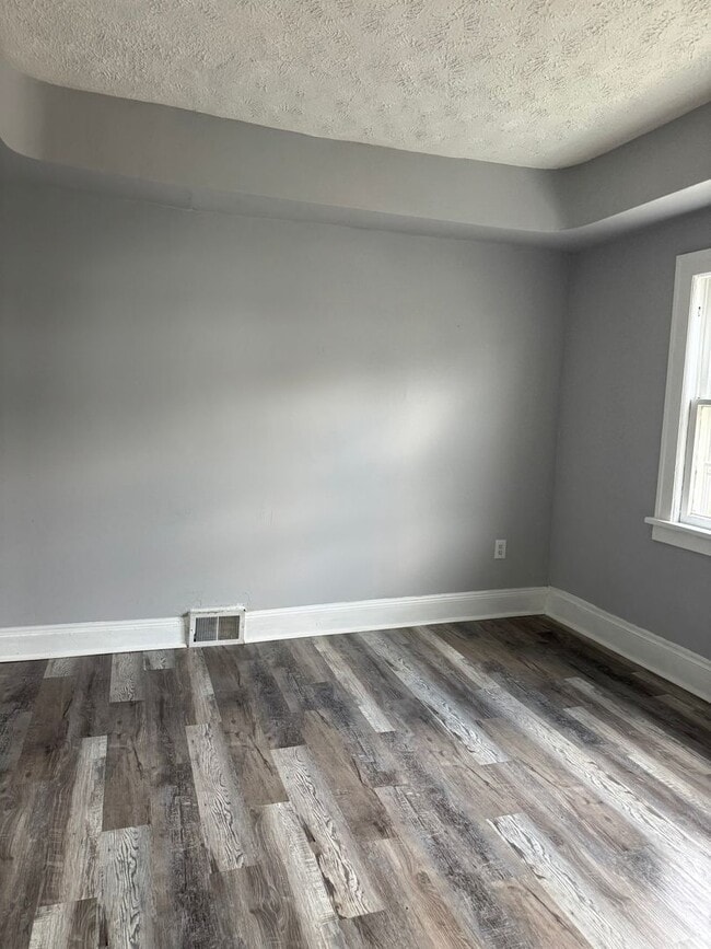 Building Photo - Shaker Heights 3 Bedroom Down
