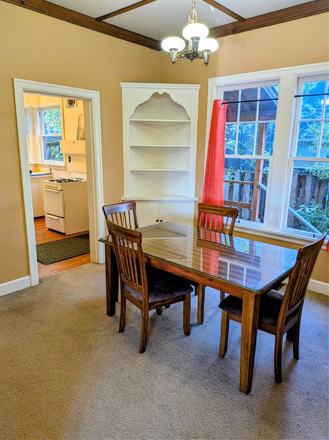 Building Photo - 713 SE 27th Ave