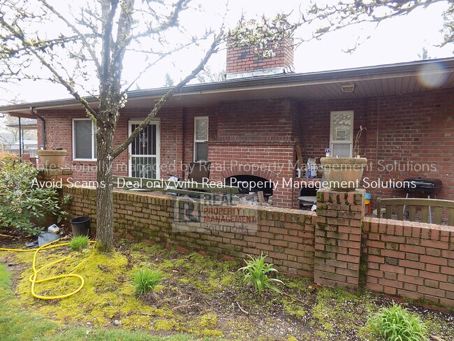 Foto del edificio - Charming 2 Bed/ 1 Bath With Amazing Brickwork