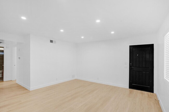 Foto del edificio - Fully Renovated 2 Bed / 2 Bath Upstairs Unit – Modern Finishes | 2 Parking | Alhambra