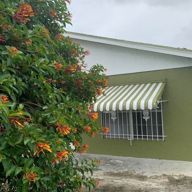 Foto del edificio - 2340 R J Hendley Ave