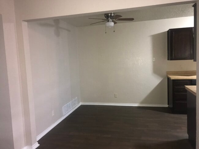 Building Photo - Wonderful Duplex in Saginaw!