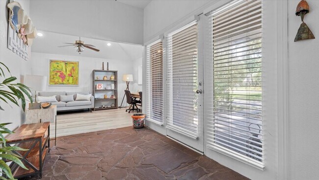 Foto del edificio - 9502 Rolling Oaks
