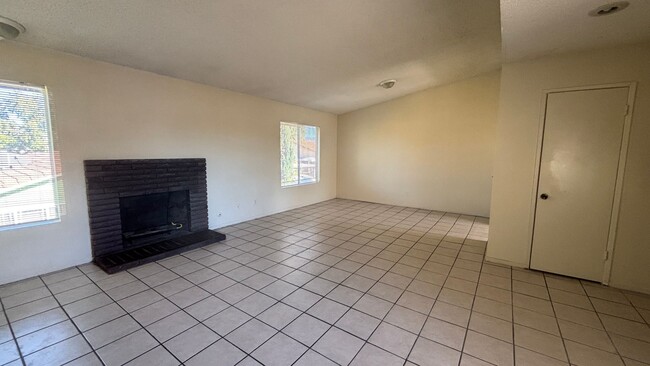 Building Photo - Two Bedroom, Two Bathroom Duplex in Centra...