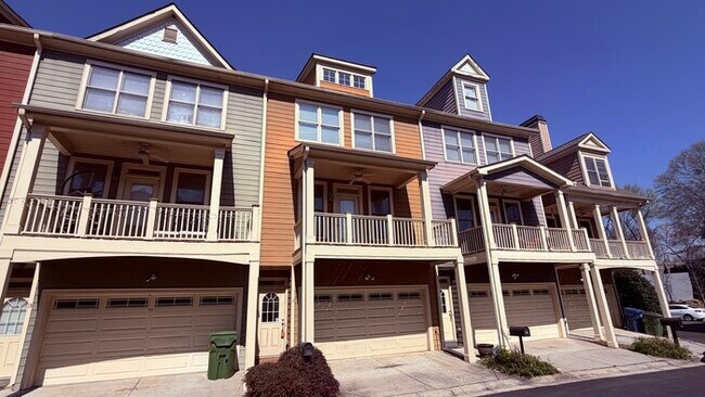 Foto del edificio - Perfect West Midtown Location! 4 Bedroom Townhouse, Granite, Hardwood Floors