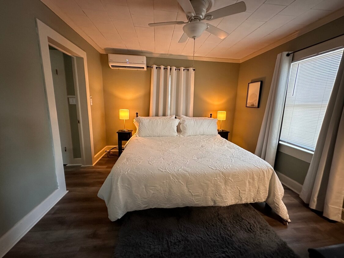 Building Photo - 205 Cirus St