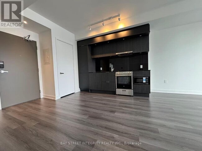 Building Photo - 448 Burnhamthorpe Rd W