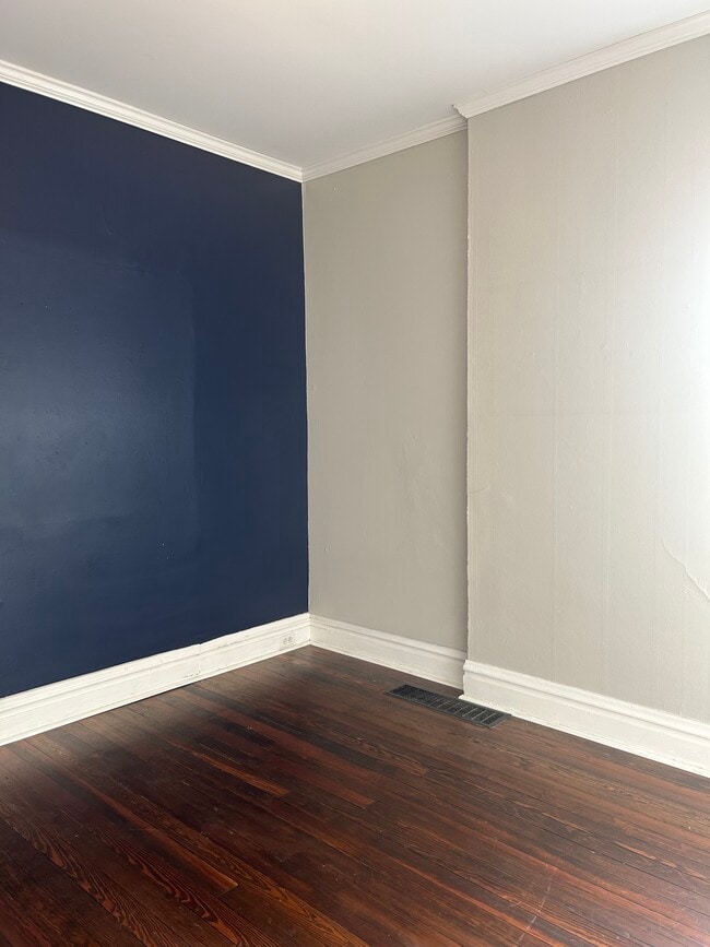 Large Bedroom - 2819 Accomac St