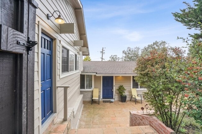 Building Photo - 6900 Thornhill Dr