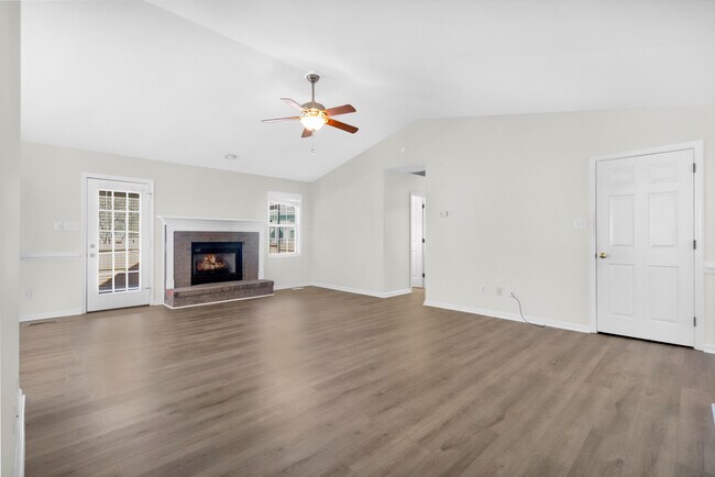 Foto del edificio - 705 E Hightree Ln