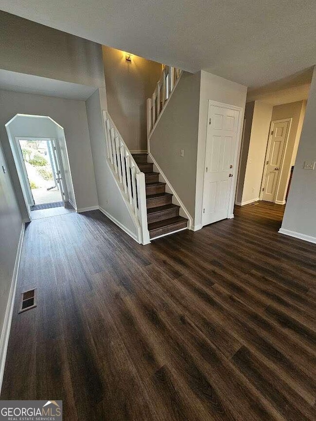Building Photo - 915 Edgewater Cir
