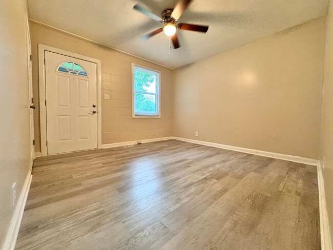 Building Photo - 2 Bed, 1 Bath Home w/ Garage