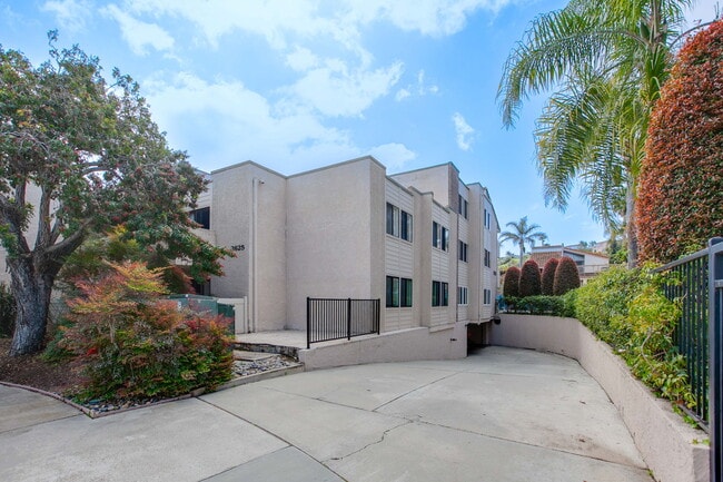 Building Photo - 2625 Pirineos Way
