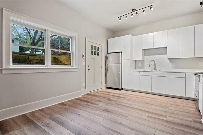 Foto del edificio - 940 St Charles Ave NE