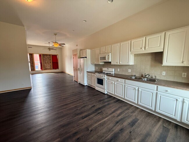 Foto del edificio - Spacious Newly Remodeled 2-Bedroom Upper Apartment in the Village of Grass Lake