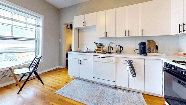 Foto del edificio - Second Floor East Lakeview One Bedroom Includes Heat