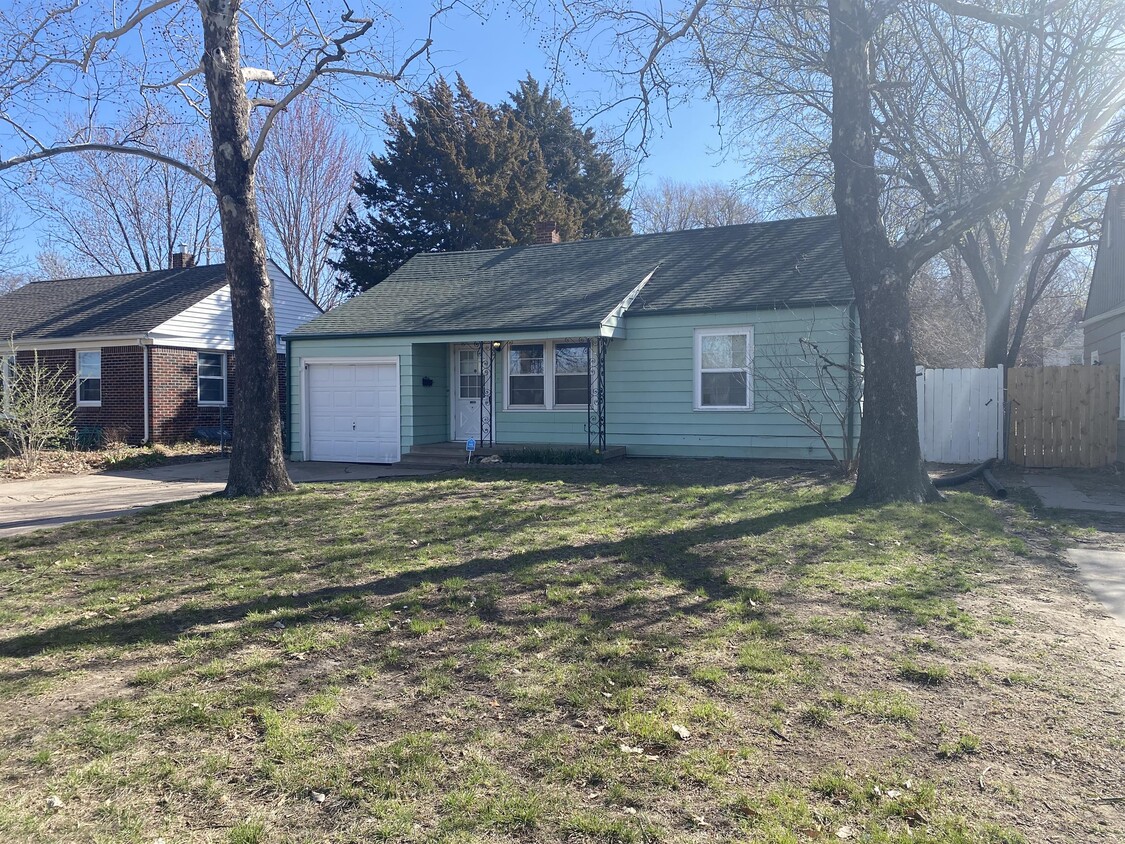 Primary Photo - 1152 N Crestway St