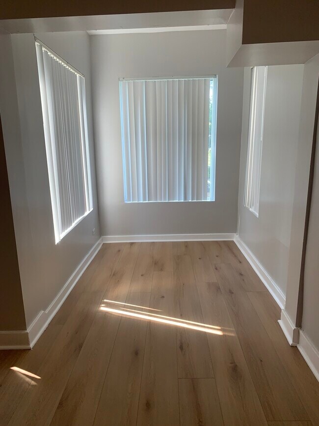 Foto del edificio - 3302-3304 W Fulton Blvd