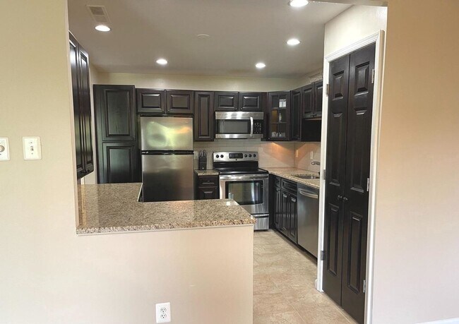 Foto del edificio - Beautiful 2BR 2BA top floor condo located ...