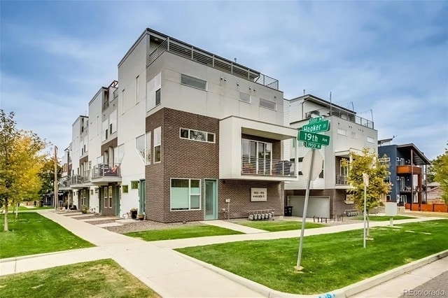 Building Photo - 3139 W 19th Ave