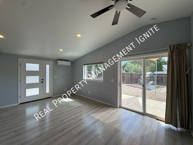 Building Photo - 2087 NE Mistletoe Ct