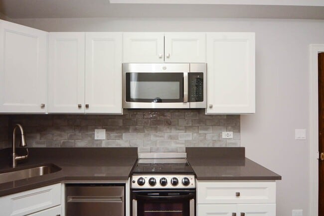 Building Photo - 645 W Wrightwood Ave