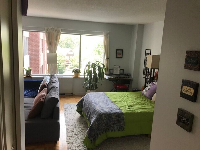 Foto del edificio - Bright and Spacious Brookline Studio