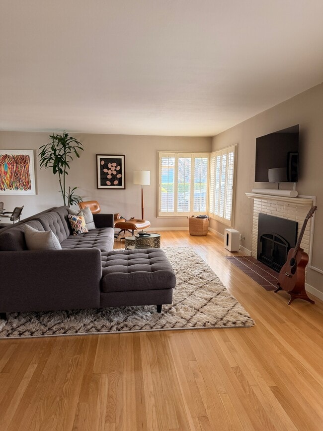 Building Photo - 3860 Linda Vista Ave