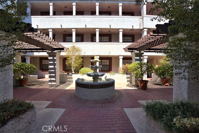 Foto del edificio - 130 Monterey Rd