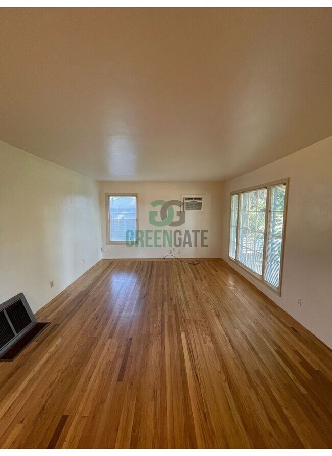 Foto del edificio - 3 BEDROOM 1 BATH HOME IN MODESTO!!