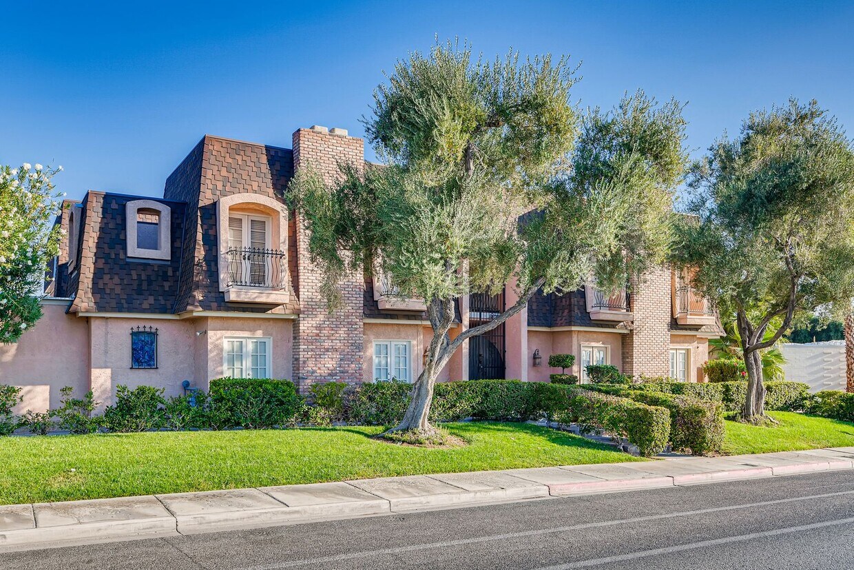 Primary Photo - Immaculate 2 bedroom condo with all the ap...