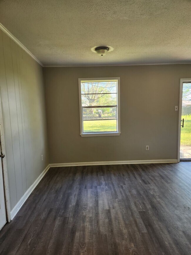 Foto del edificio - 3 Bed 1.5 Bath house with large yard.