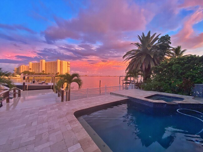 Foto del edificio - 5935 Bayview Cir S