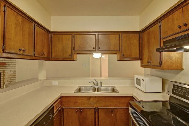 Building Photo - 11401 Woodway Creek Dr