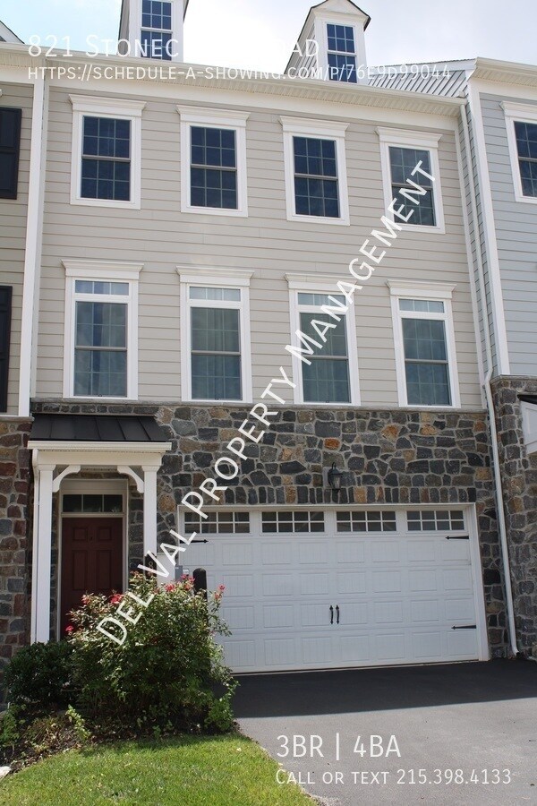 Foto del edificio - 821 Stonecliffe Rd