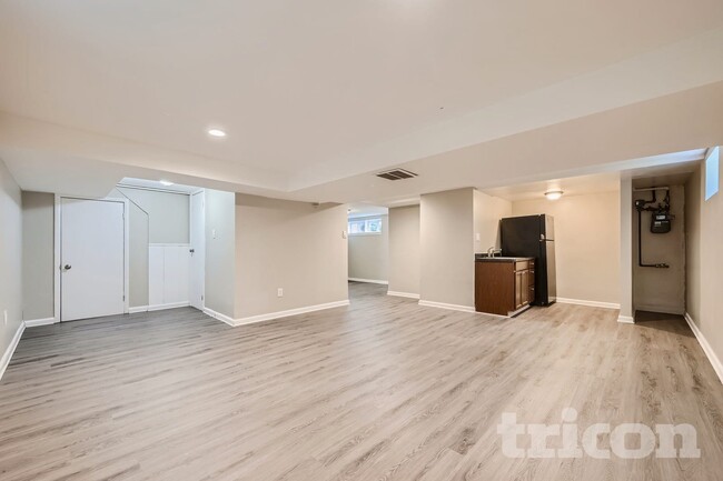 Building Photo - 2012 Royal Garden Dr