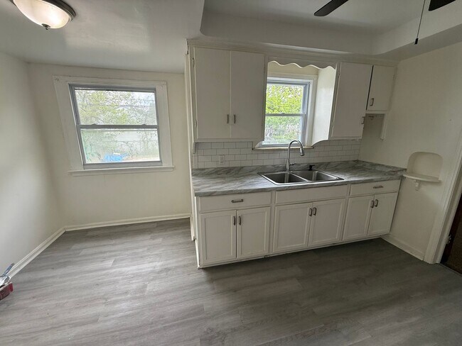 Building Photo - Lee/Harvard Single Home