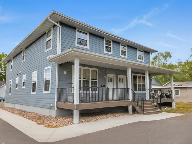 Building Photo - 5 Bed 3 Bath close to UWEC, bike trails, Carson Park, and The Sonnentag!