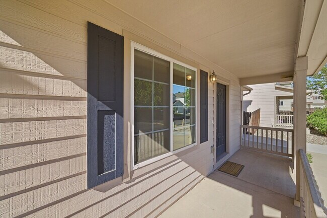 Foto del edificio - $1,995.95, 3-bed, 2.5 bath, located in Colorado Springs with a fenced backyard.