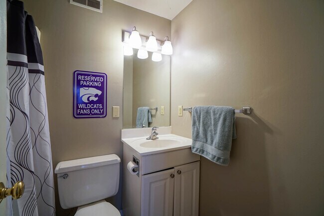 Foto del edificio - 1407 McCain Ln