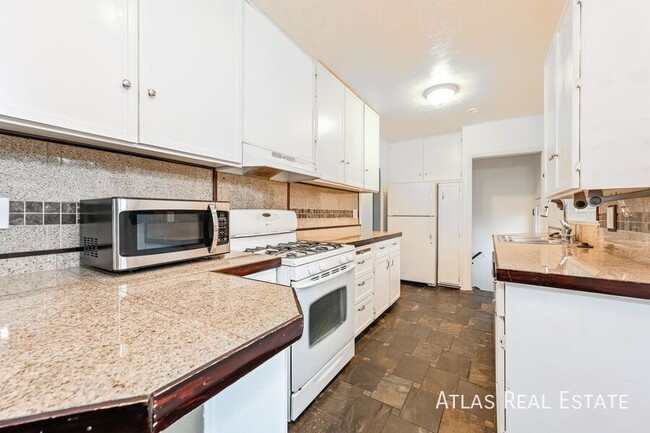 Building Photo - 5025 Beach Ct