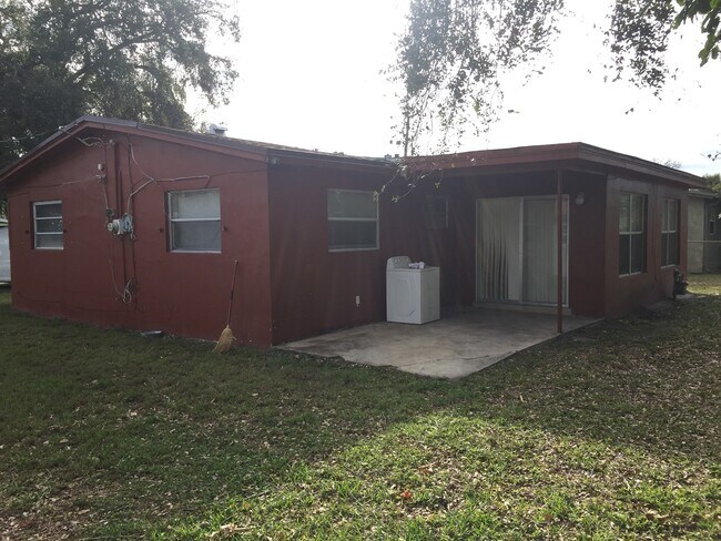 Foto del edificio - 3631 NW 9th Ct