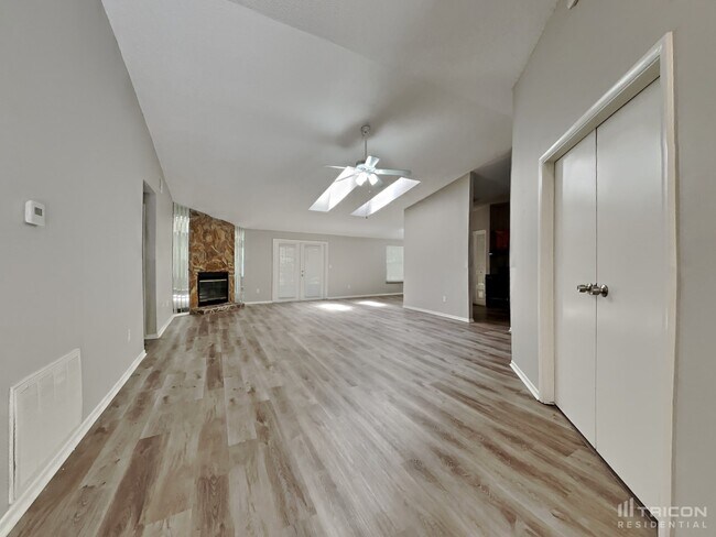 Building Photo - 1421 Rustling Oaks Dr
